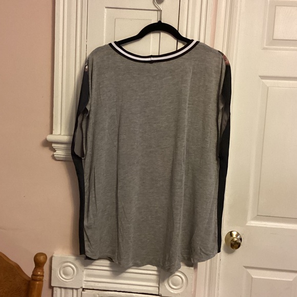 Forever 21 Black and Pink Graphic 3/4 Sleeve Blouse - Picture 3 of 3